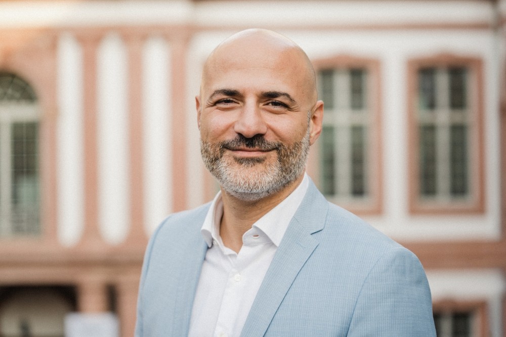 Serkan Ates, Head of Logitech DACH, hebt die Bedeutung von Peripheriegeräten bei der Betrachtung hybrider Arbeitsplätze hervor. Abbildung: Logitech