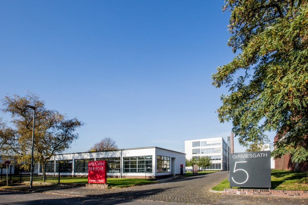 Der Deutschlandsitz von Interface im historischen Pförtnerhaus des Mies van der Rohe Campus in Krefeld. Abbildung: Lichthalle Krefeld