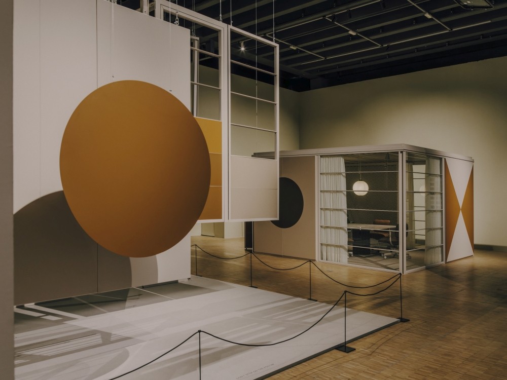 Die Orgatec präsentiert eine kuratierte Sonderausstellung zum Eames Pavilion System. Abbildung: Salva Lopez, 2026 Eames Office, LLC. 2026 Kettal, SL