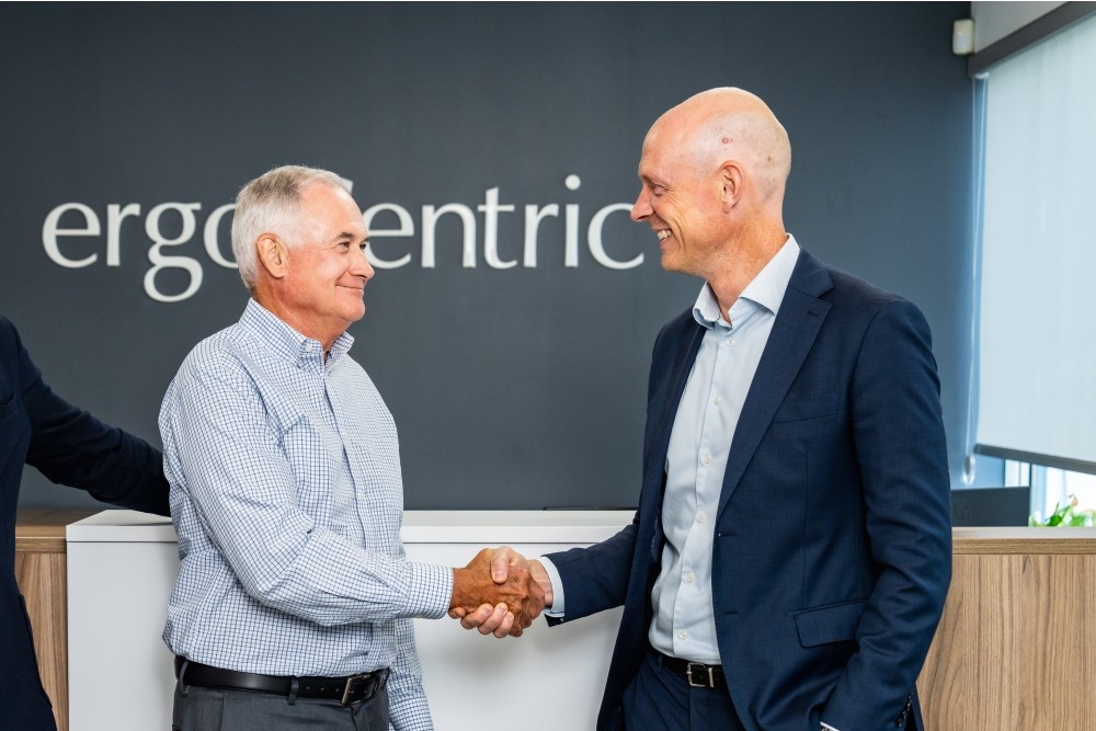 Terry Cassaday, Gründer und CEO Ergocentric (links), Jonas Allers Wismer, Senior Vice President M&A Flokk Group (rechts). Abbildung: Flokk
