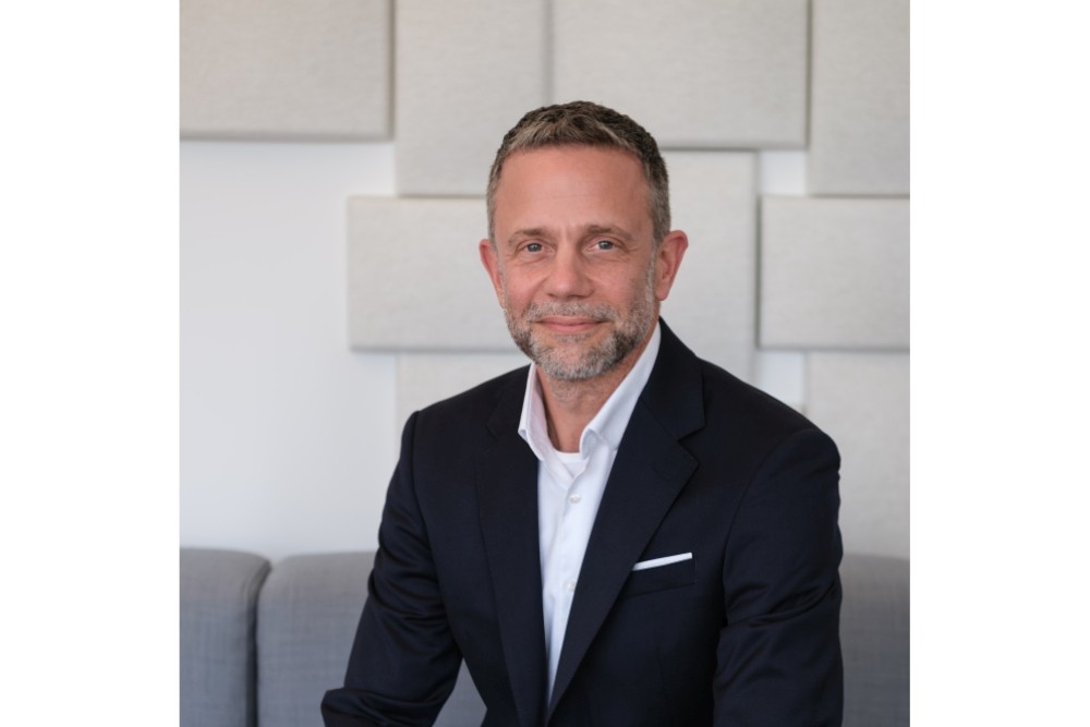Seit Juli 2026 ist Christian Haker General Manager Dach beim Büromöbelhersteller Flokk. Abbildung: Flokk