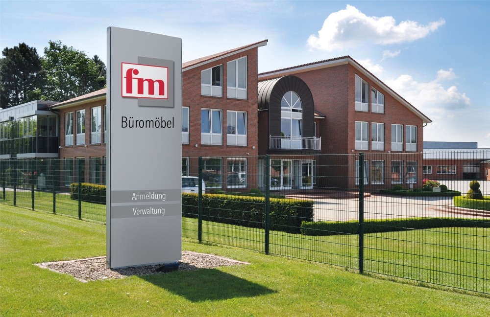 fm Büromöbel wurde 1964 gegründet und produziert Einrichtungslösungen für Büro- und Arbeitswelten. Abbildung: fm Büromöbel