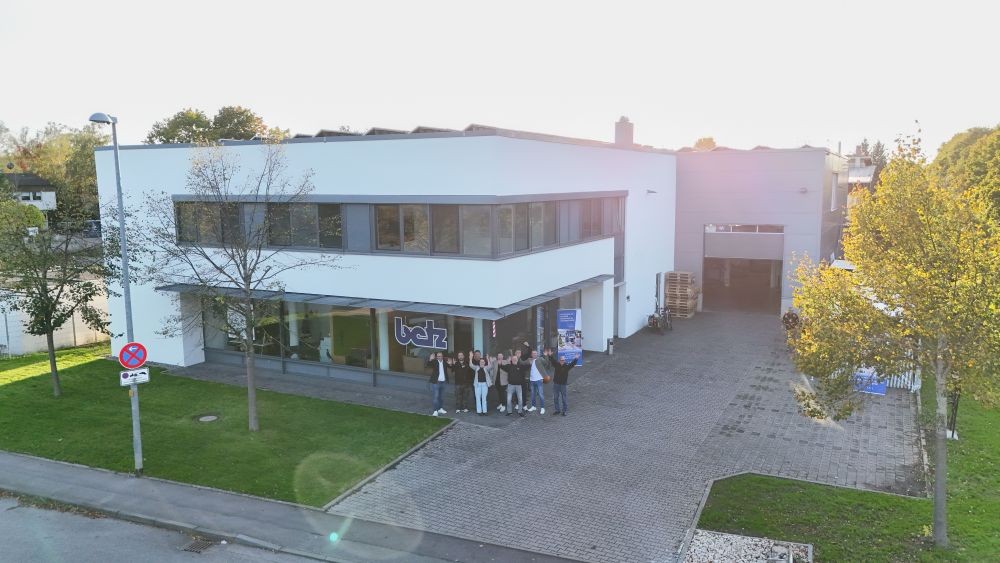 Mitarbeitende von Betz Bürowelt vor dem neuen Firmenstandort in Tübingen-Hirschau. Abbildung: Betz Bürowelt